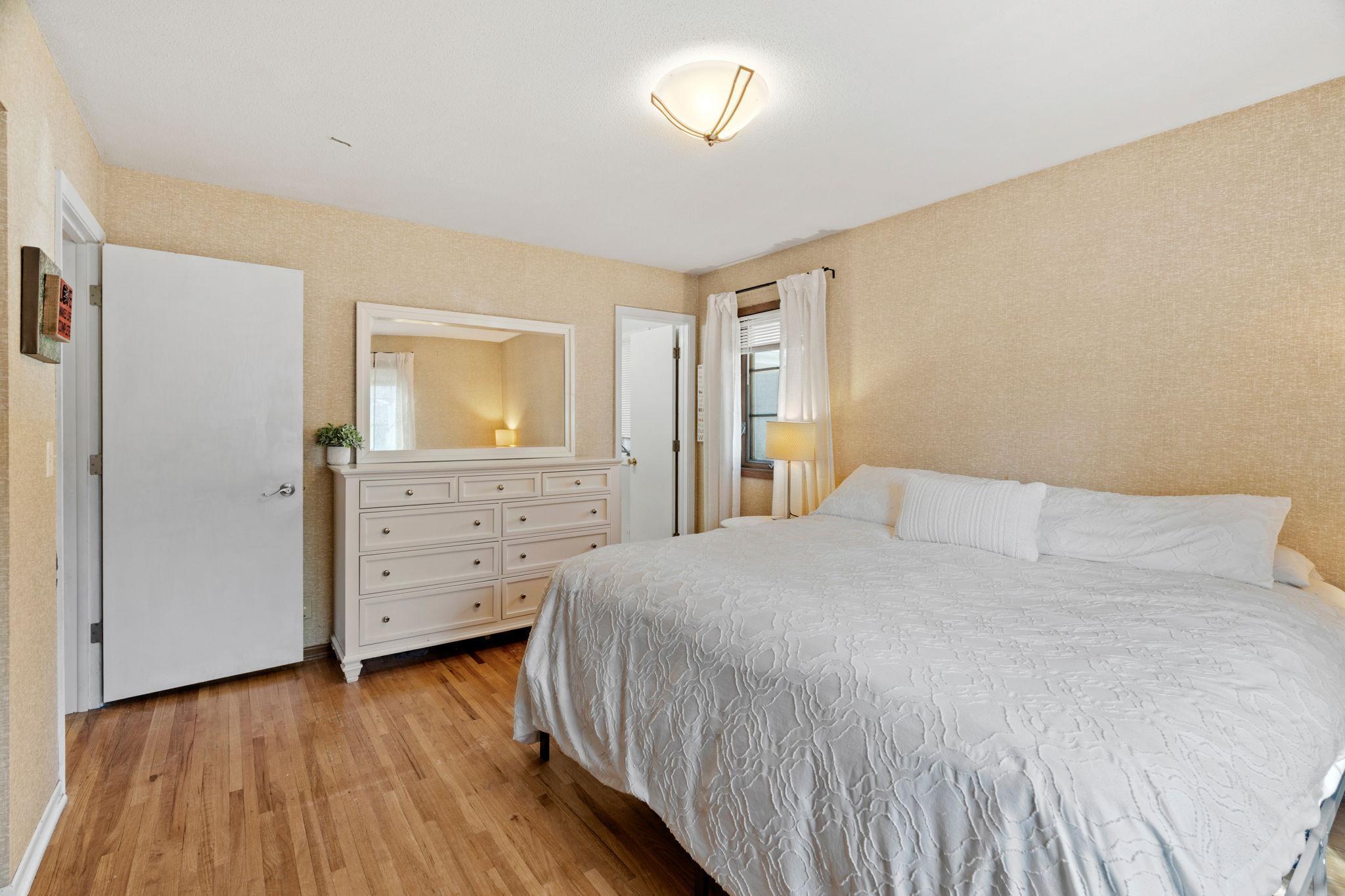 48-web-or-mls-3321 Churchill St-48.jpg