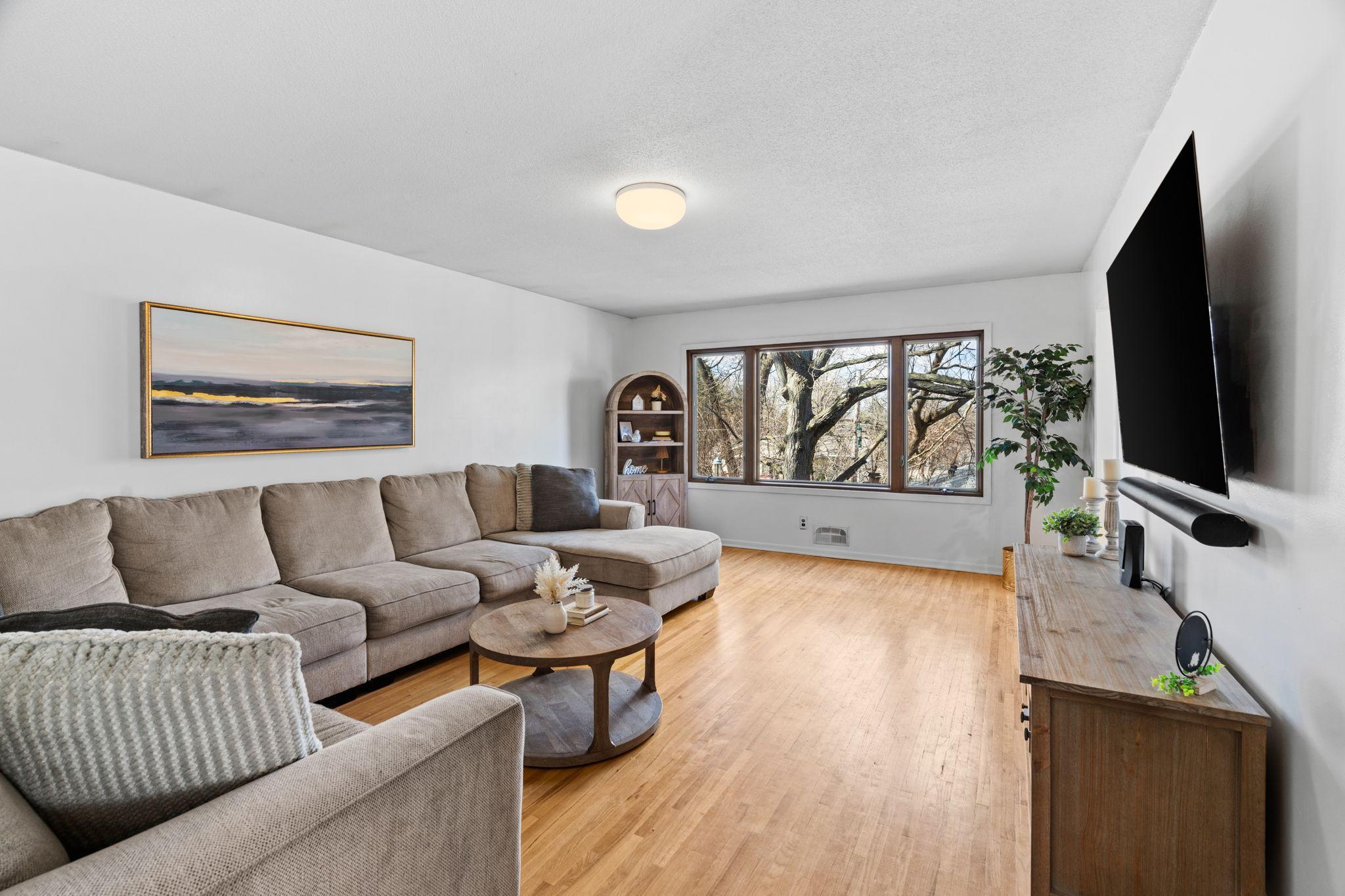 34-web-or-mls-3321 Churchill St-34.jpg