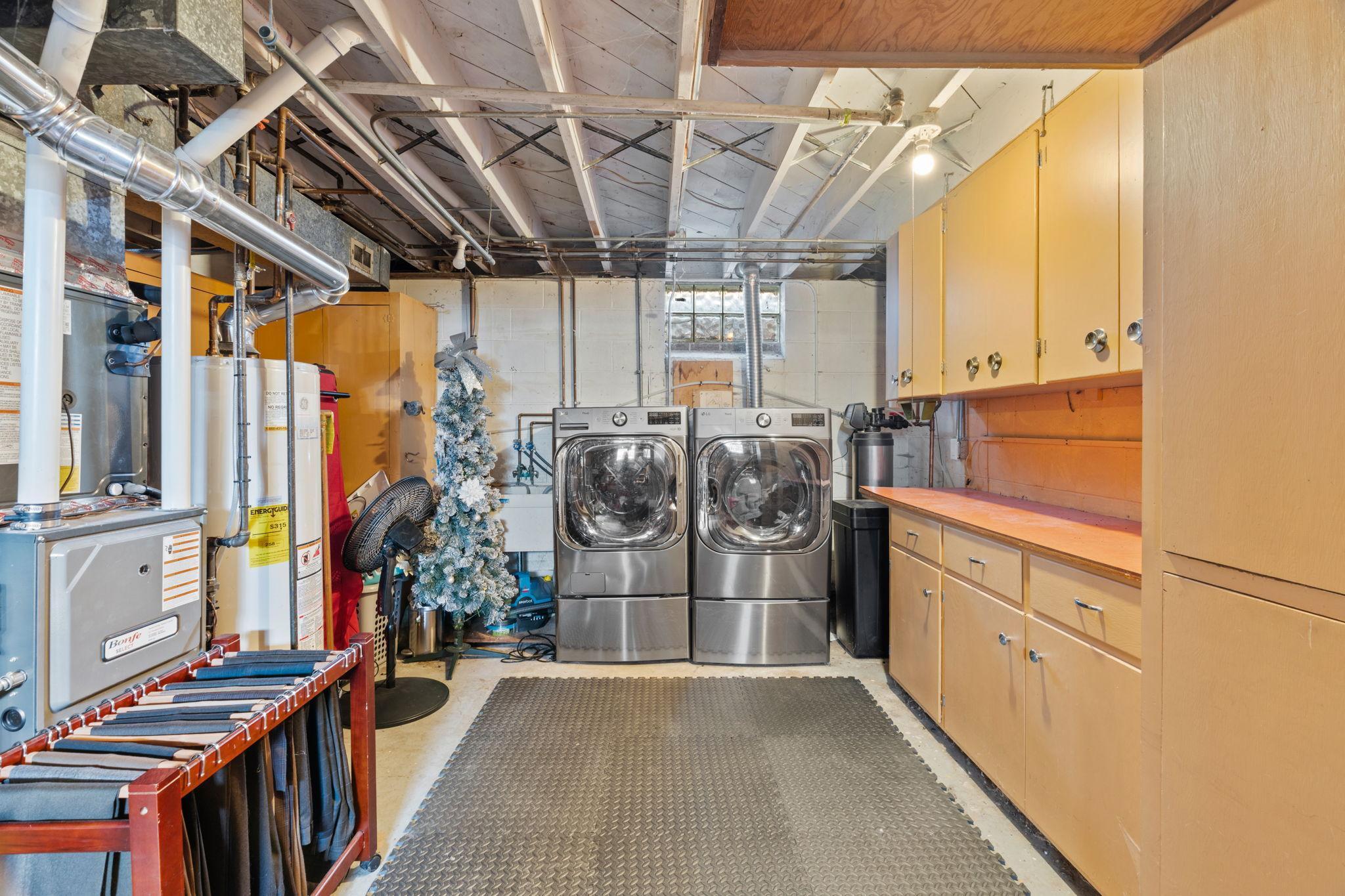 59-web-or-mls-3321 Churchill St-59.jpg