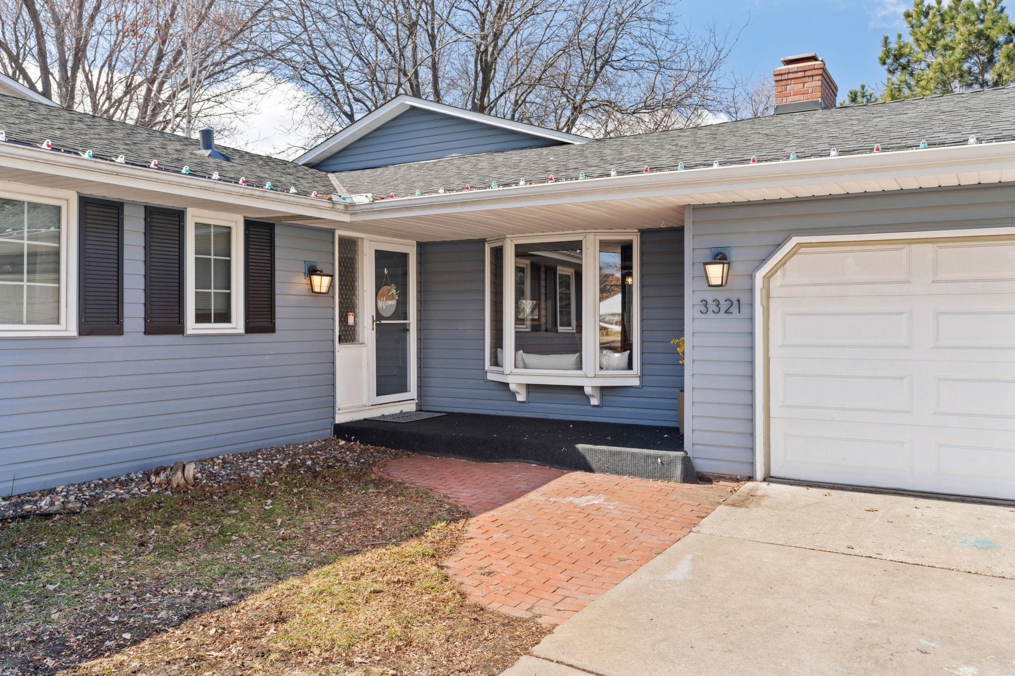 5-web-or-mls-3321 Churchill St-5.jpg