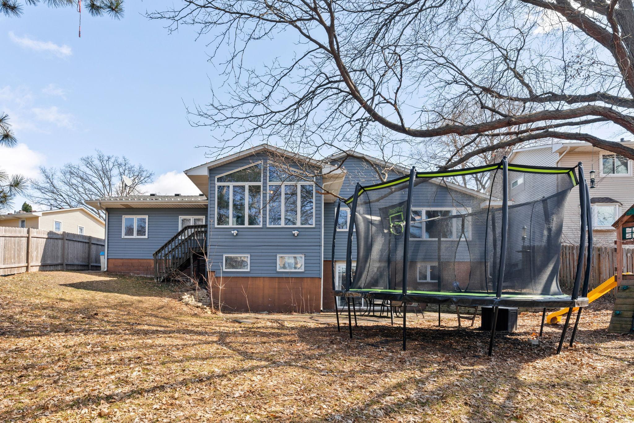 7-web-or-mls-3321 Churchill St-7.jpg