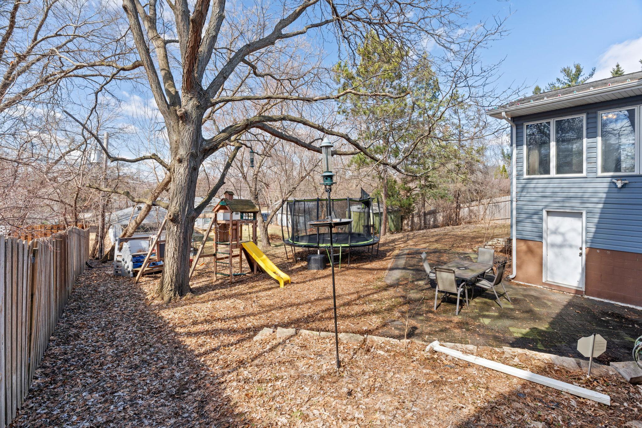 13-web-or-mls-3321 Churchill St-13.jpg