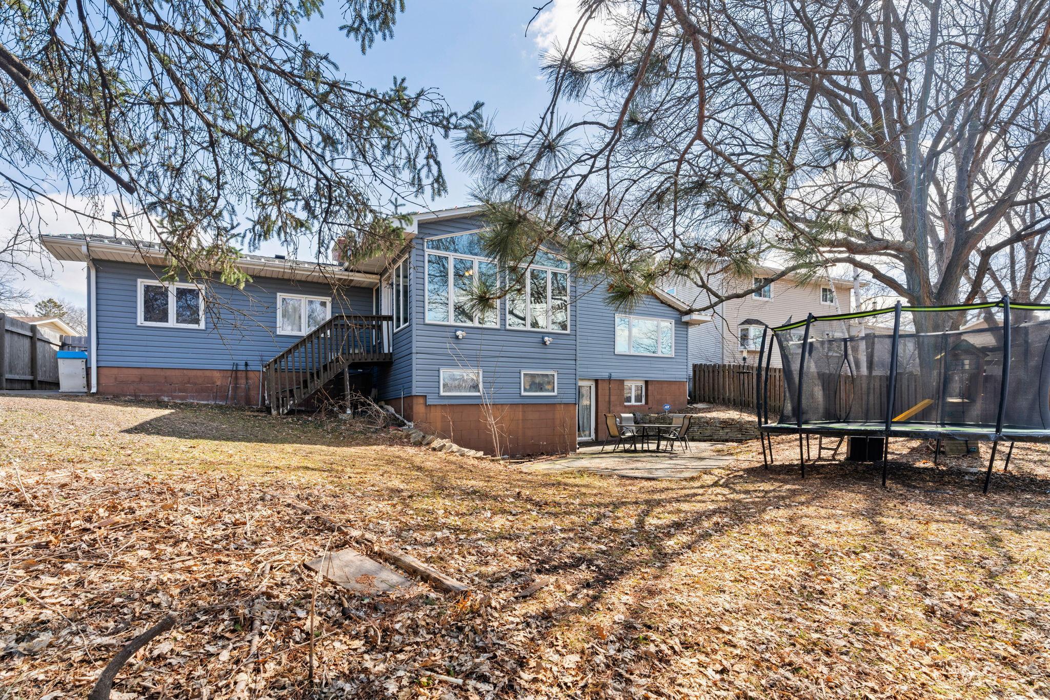 6-web-or-mls-3321 Churchill St-6.jpg