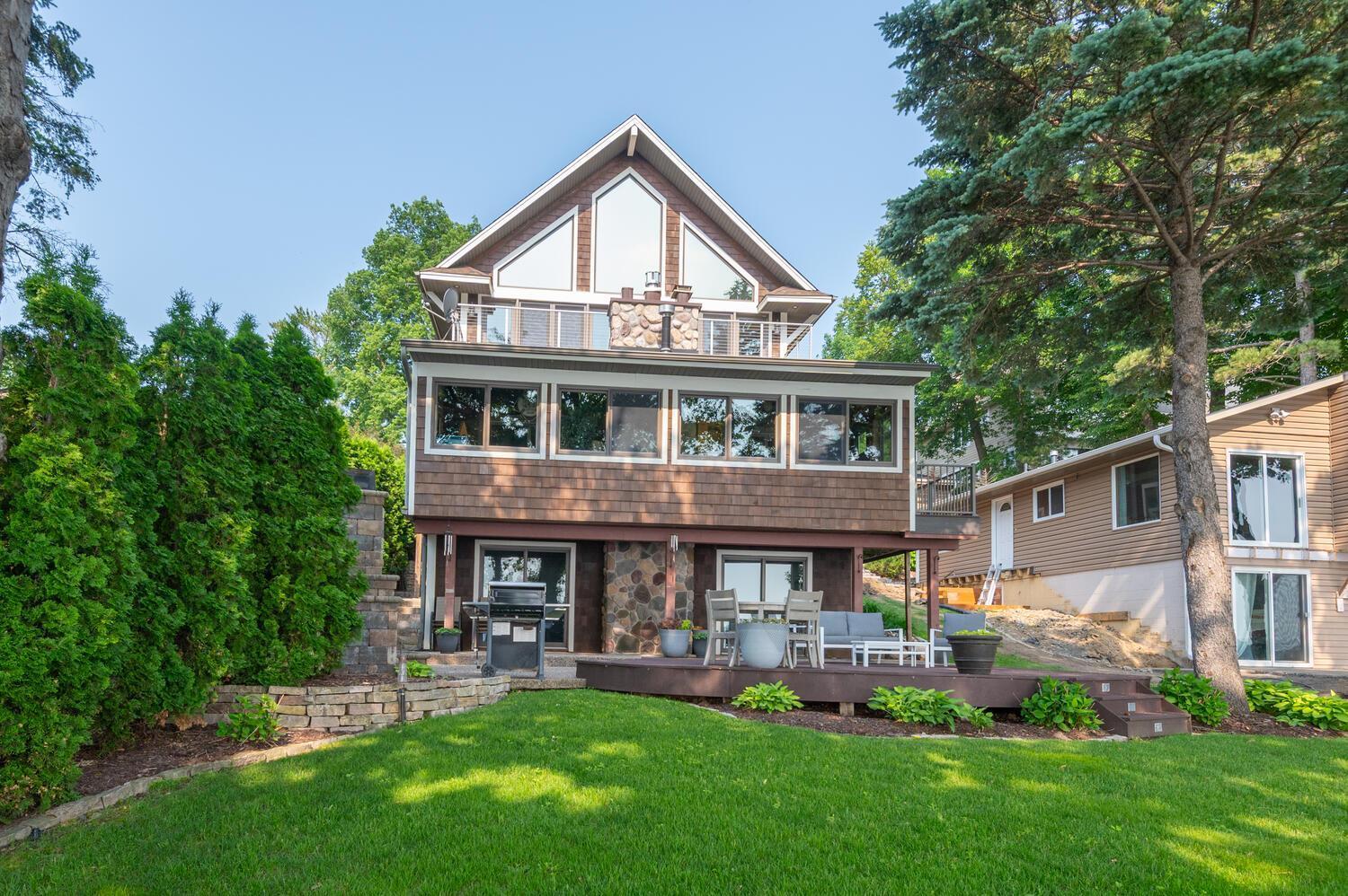 Wonderful lakeside curb appeal!