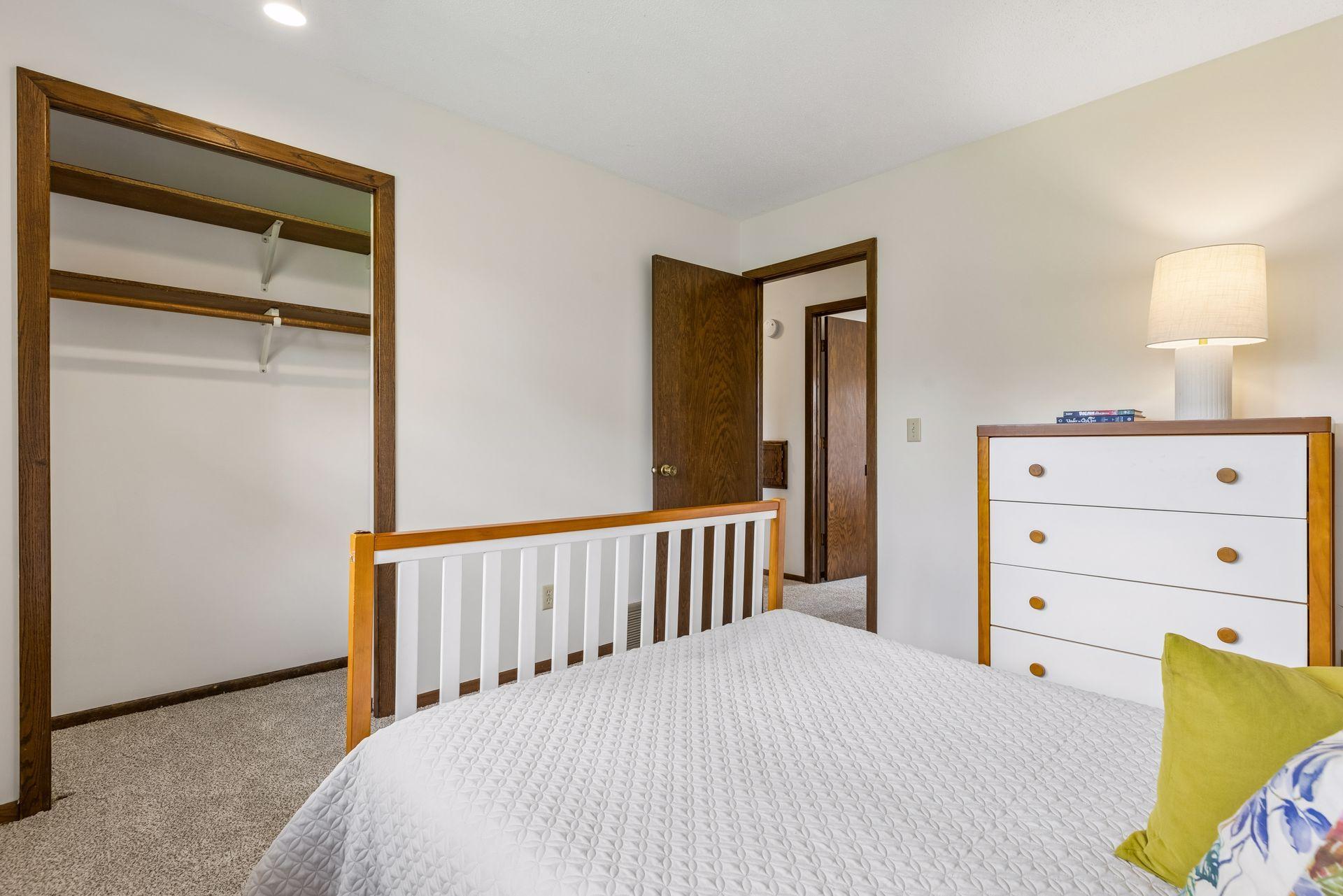 2720 Pineview Lane North - - 0016.jpg