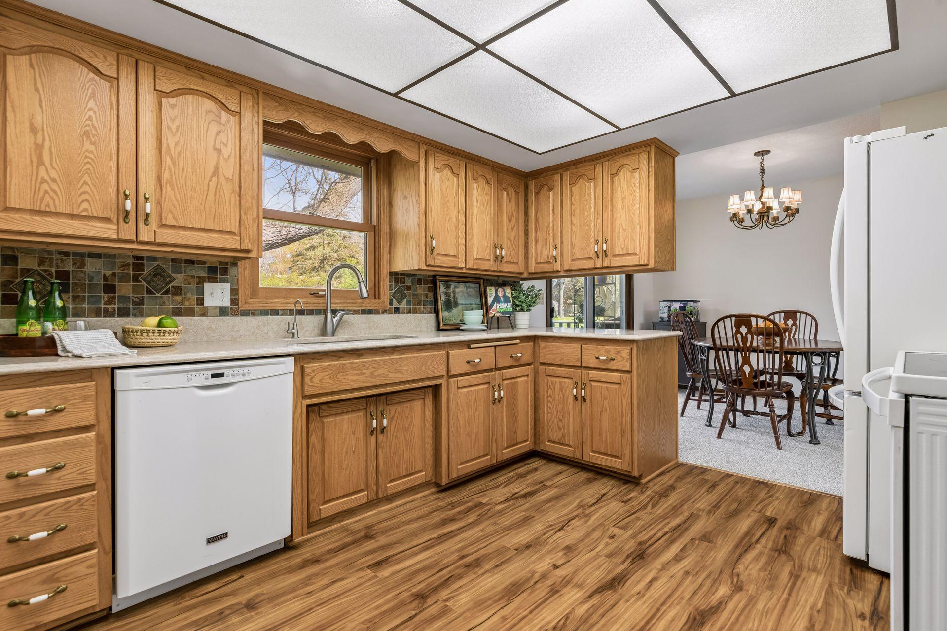 2720 Pineview Lane North - - 0009.jpg