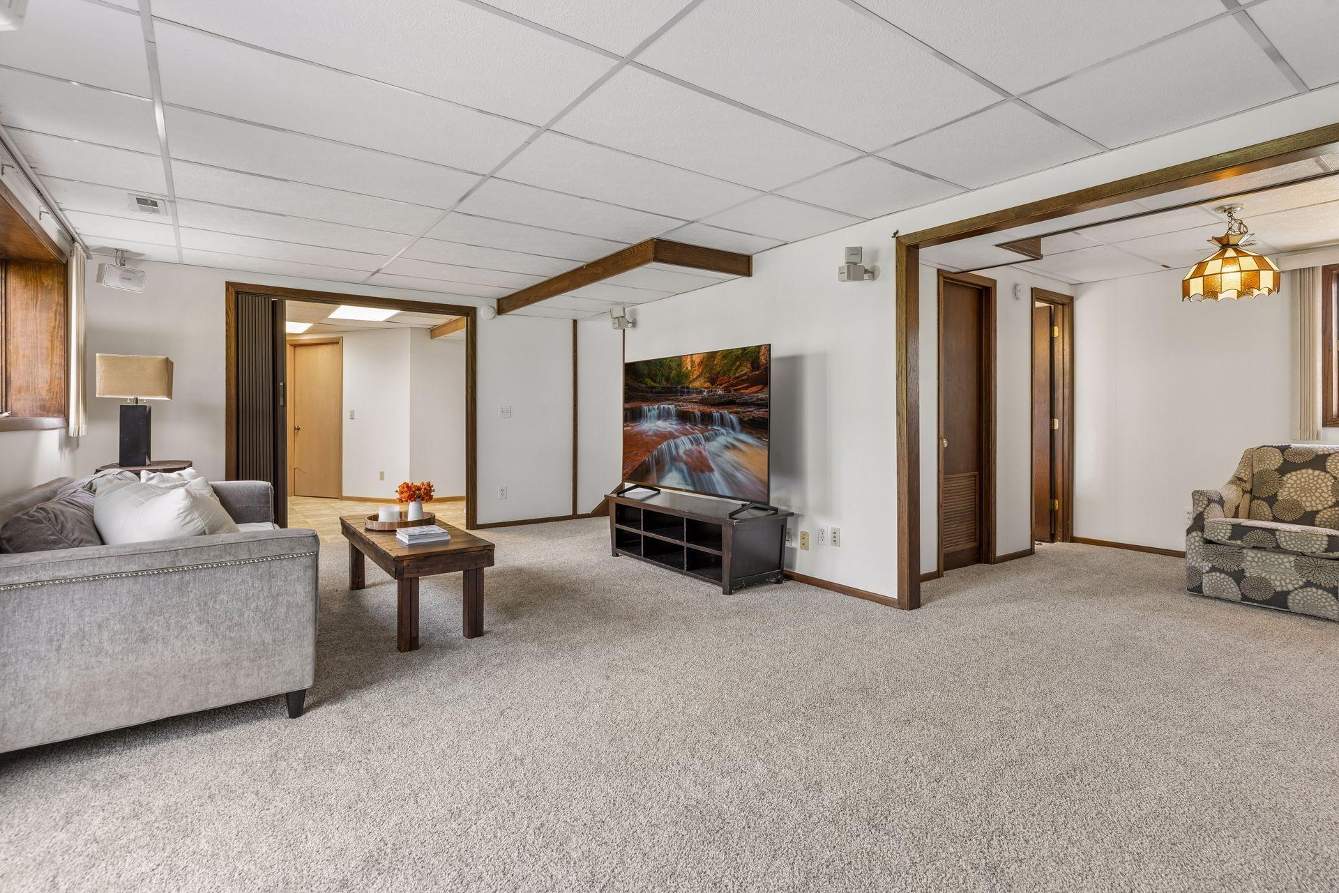 2720 Pineview Lane North - - 0024.jpg