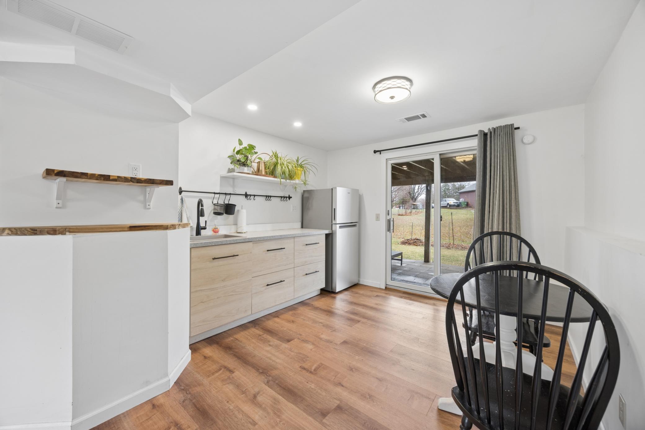 Wet bar/kitchenette area - 1