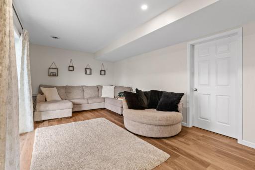 47-web-or-mls-1493 Connecticut Dr SE-47.jpg