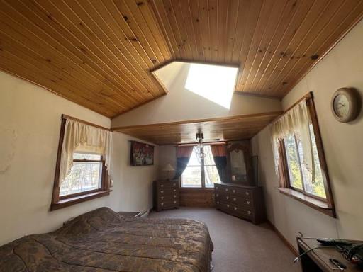 upper level bdrm w/skylight