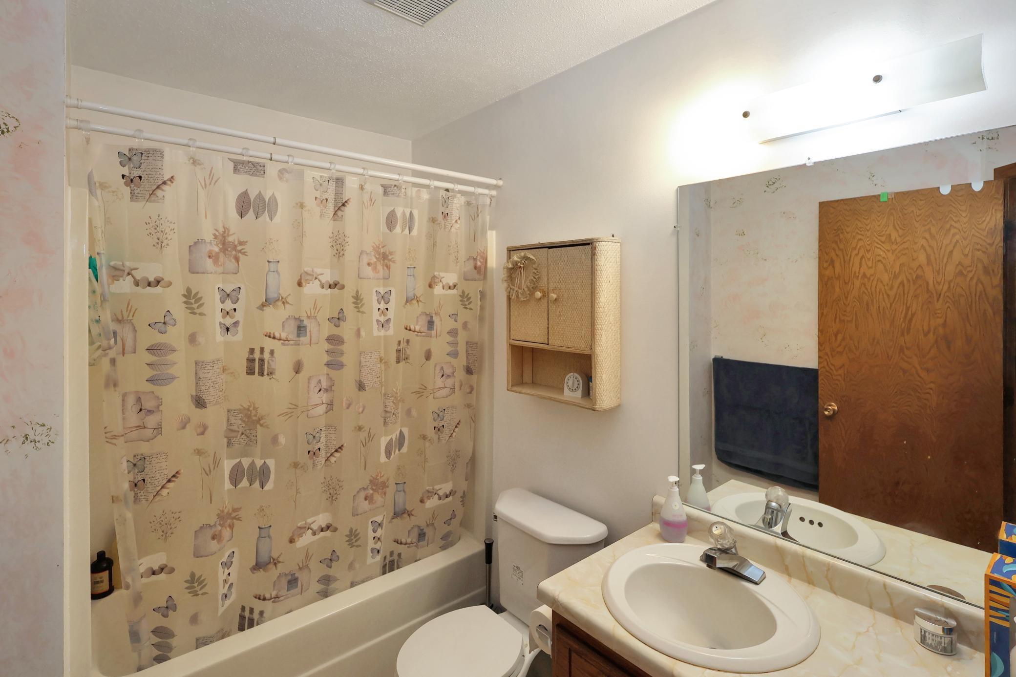 Upper level full bathroom.jpg