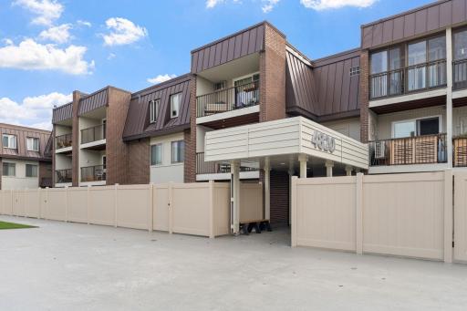 2-web-or-mls-4820 Park Commons Dr #21-2.jpg