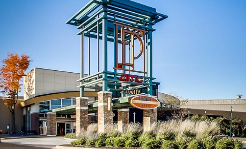 Eden Prairie Center is just a 10-minute drive away. Perfect for all your nights out and shopping needs!