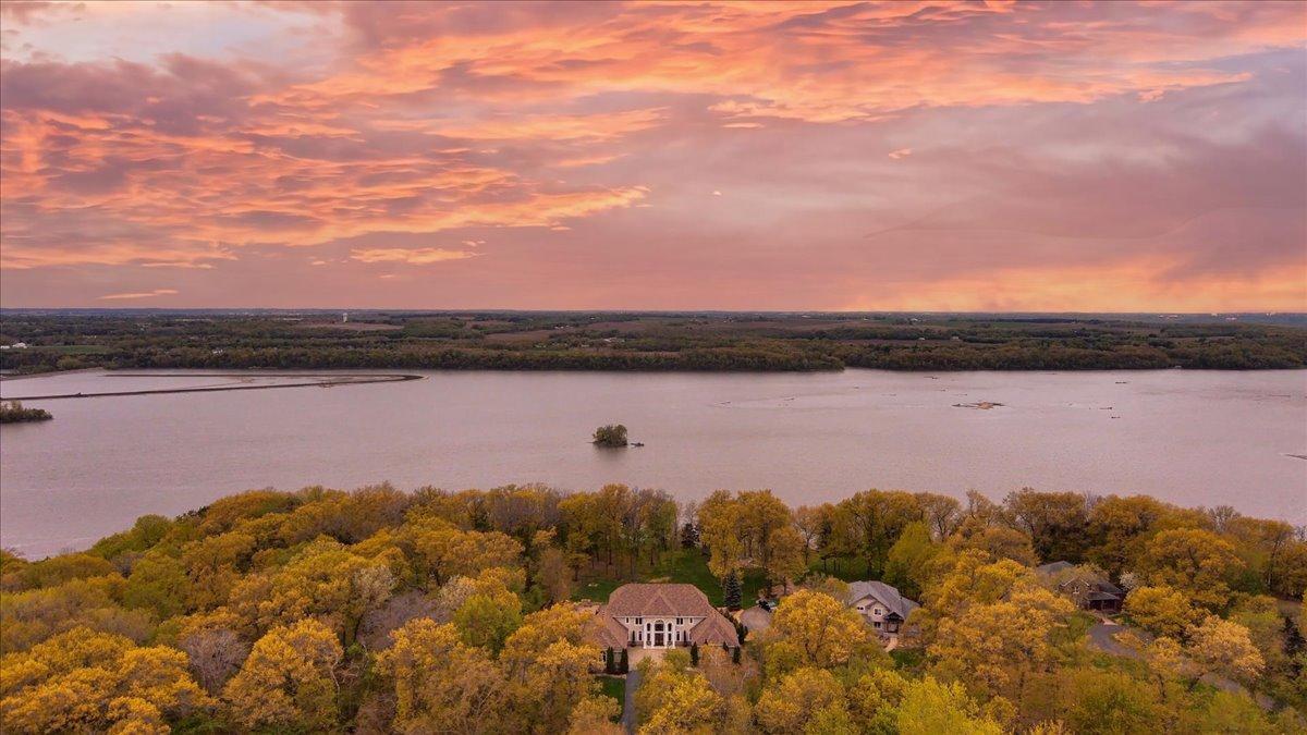 1.5 Acre Executive Enclave Home Overlooks the Mississippi River, Eagles Watch Neighborhood, next to 1500 acre nature preserve