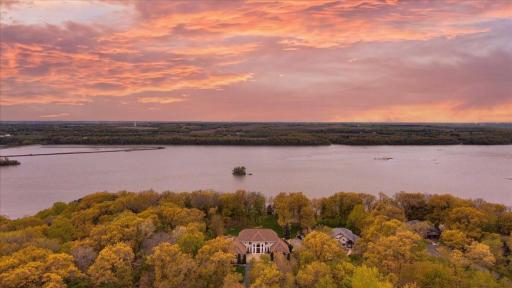 1.5 Acre Executive Enclave Home Overlooks the Mississippi River, Eagles Watch Neighborhood, next to 1500 acre nature preserve