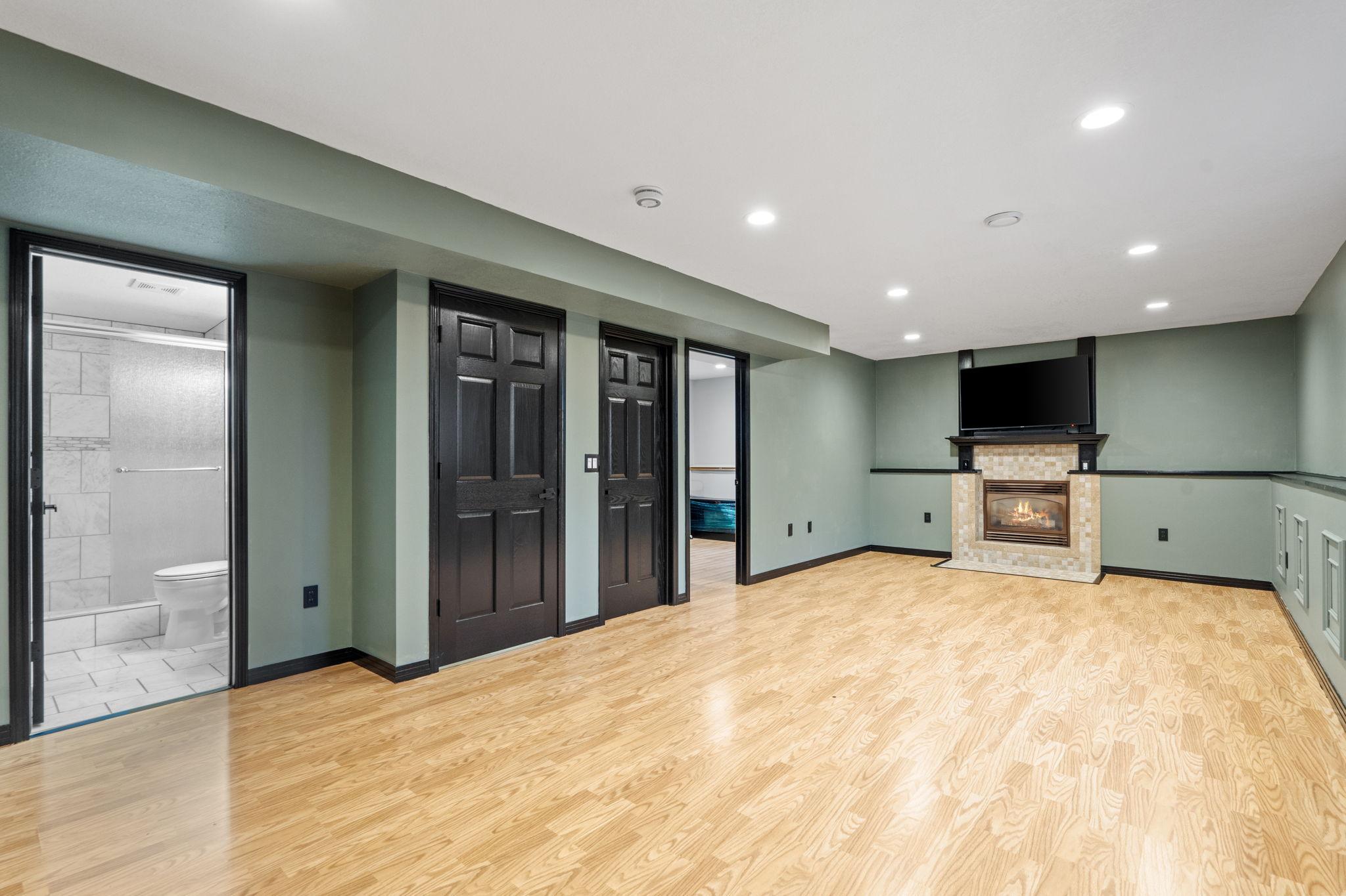 21-web-or-mls-3411 E Mineral-21.jpg