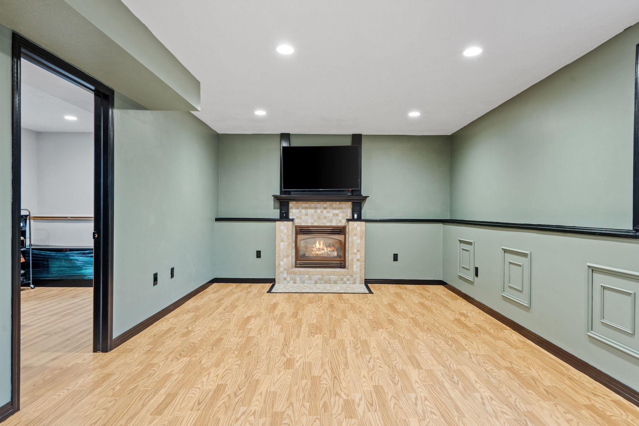 22-web-or-mls-3411 E Mineral-22.jpg