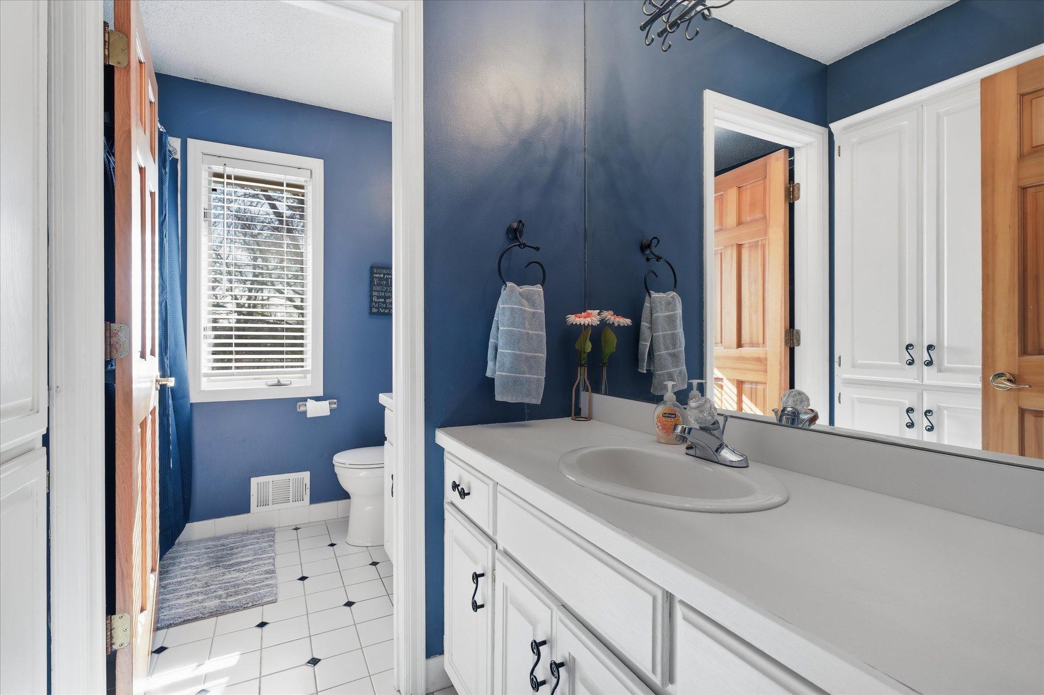 Upper level guest bath