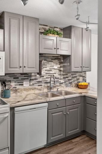 24-web-or-mls-6558 Upper 35th St N-24.jpg