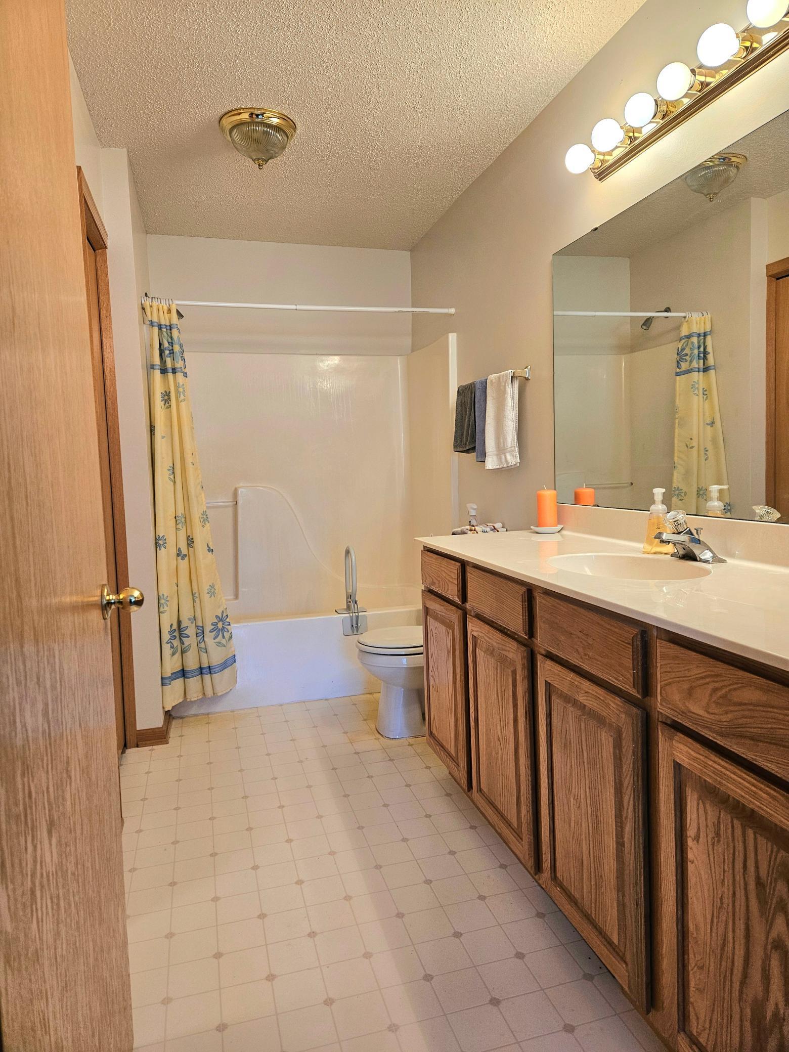 Primary Bath w/ walk-in closet