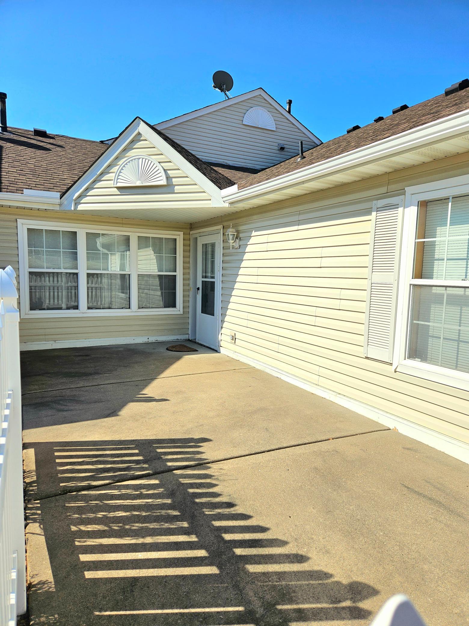 Front porch w/ morning sun