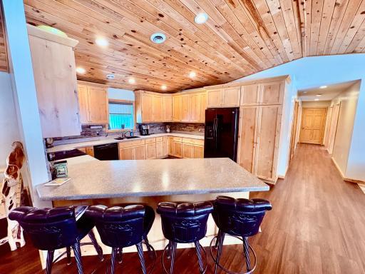 Breakfast bar (stools do not stay)