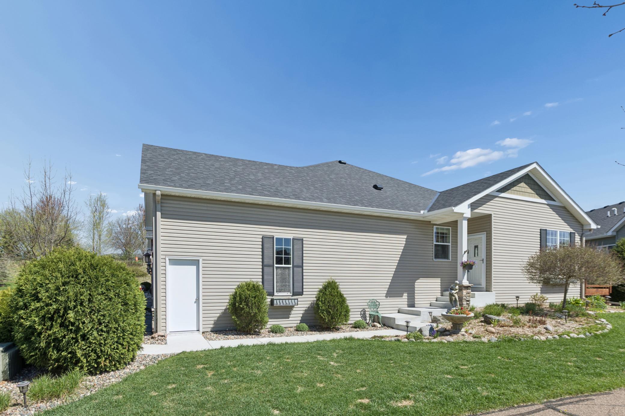 Nice End Unit Yard (Garage Service Door)