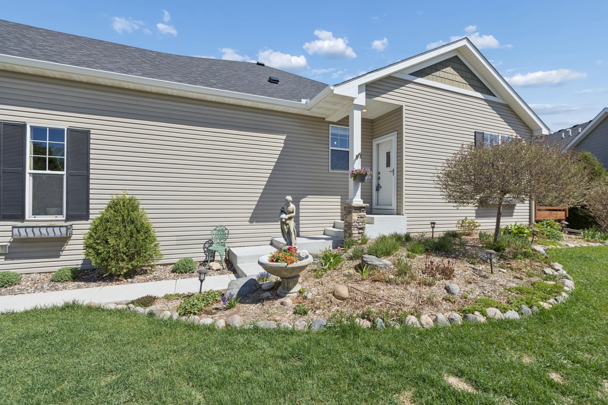End Unit, Blooming Plants/Landscape