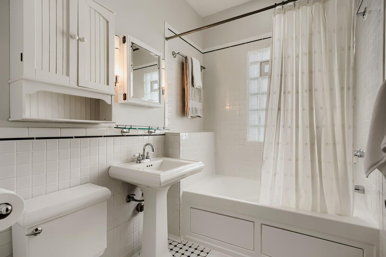 Main floor full bath with jetted tub