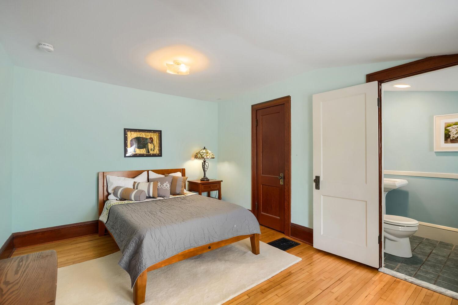 Upper-level primary suite