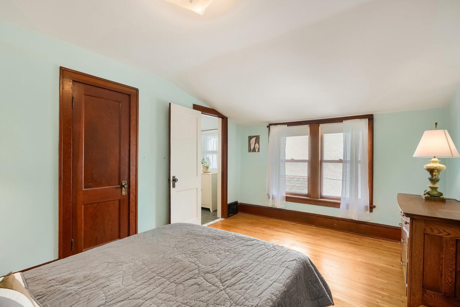 Upper level primary suite