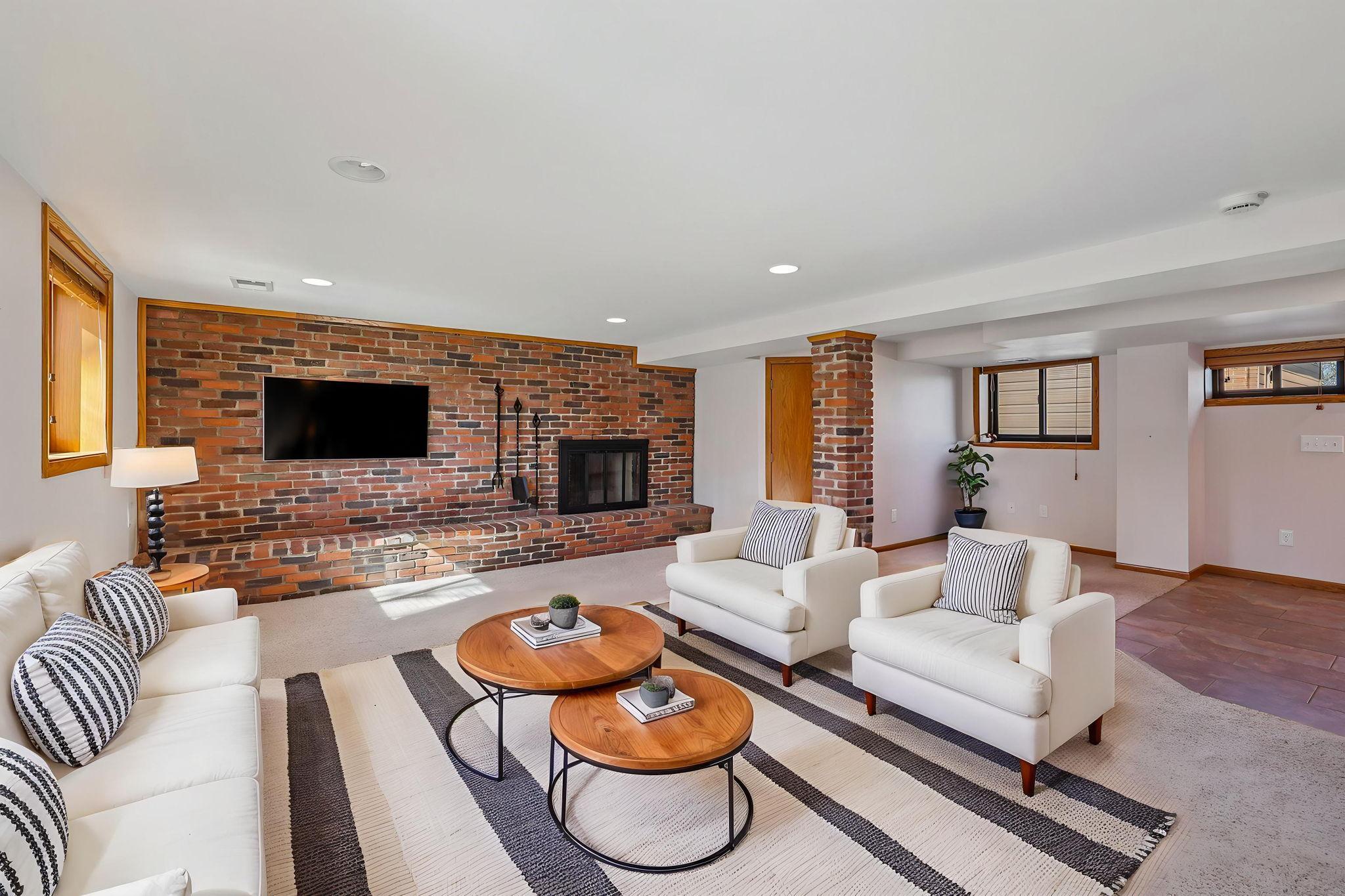 32-web-or-mls-Bittersweet Ln-S1704-028 virtually staged.jpg