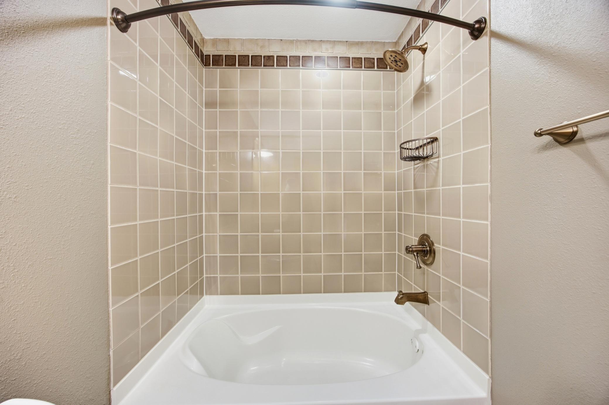 Upper Bath Garden Tub w/ Tile Surround