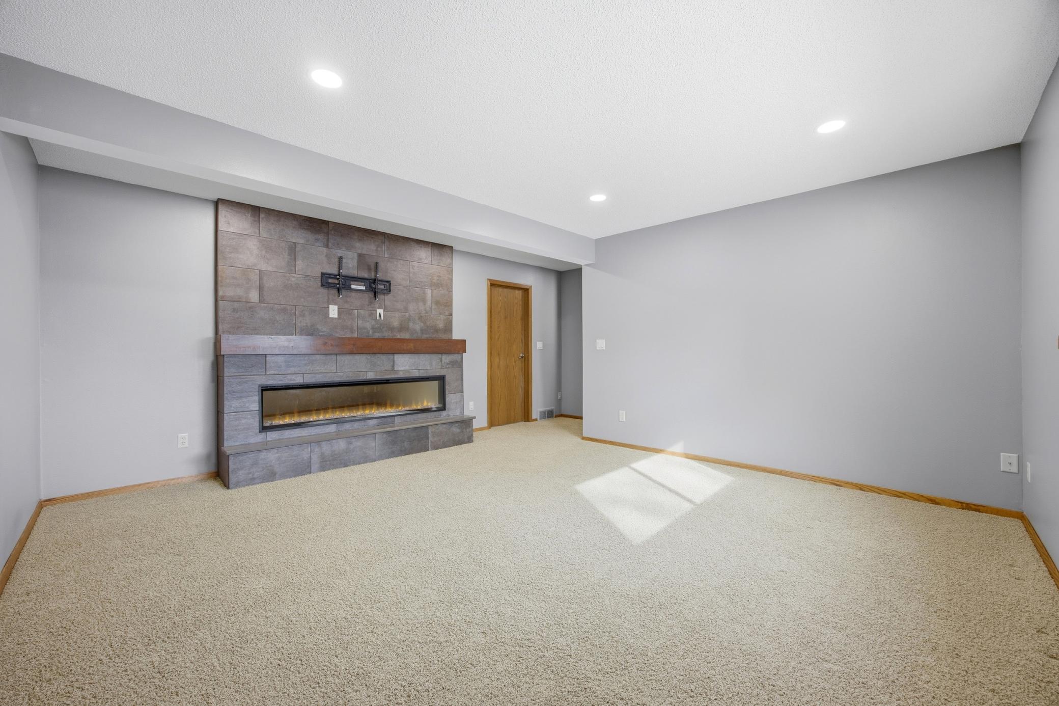 Family Room - Electric Fireplace w/ Heat Blower Fan