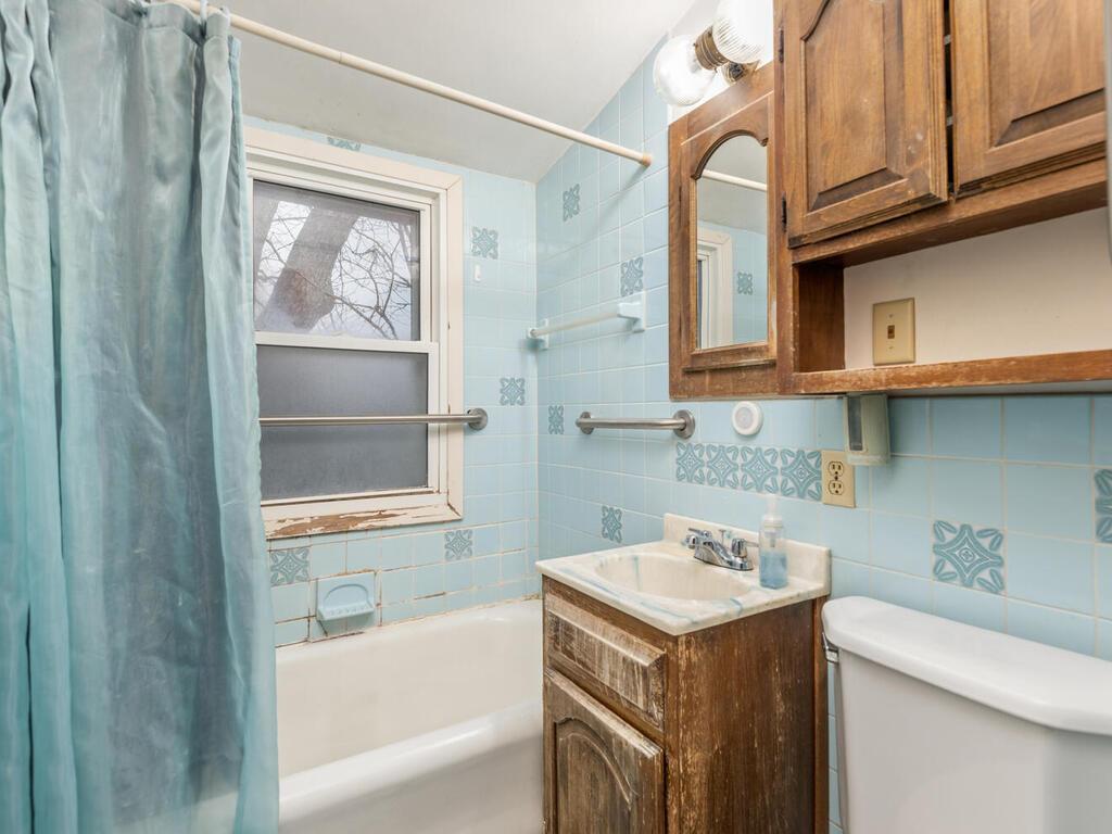 full upper level bath.jpg