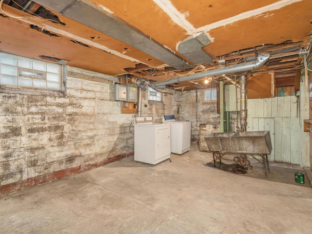 laundry and storage.jpg