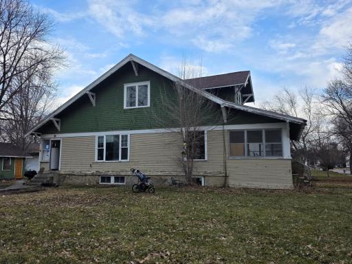 Front porch on right, main access on left goes in to Kitchen