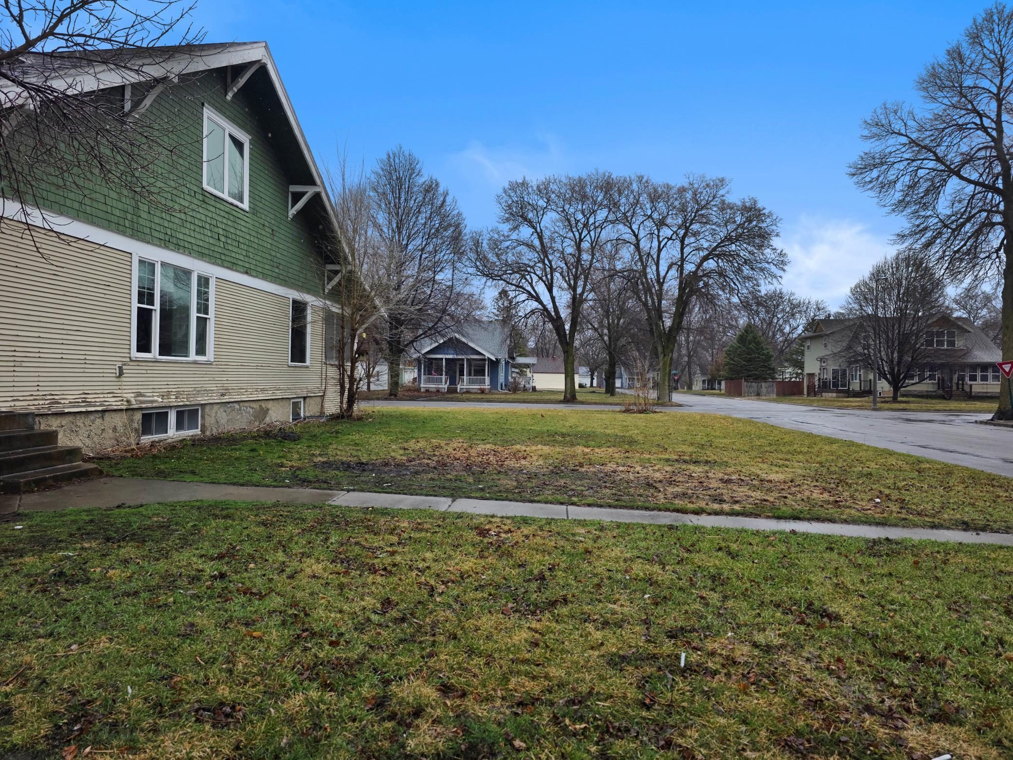 704 N Carver St Winthrop - 3 BR 2 Bath Den Office Kitchen LR, DR, LL with some finish, large front porch - EQUITY BUILDER!