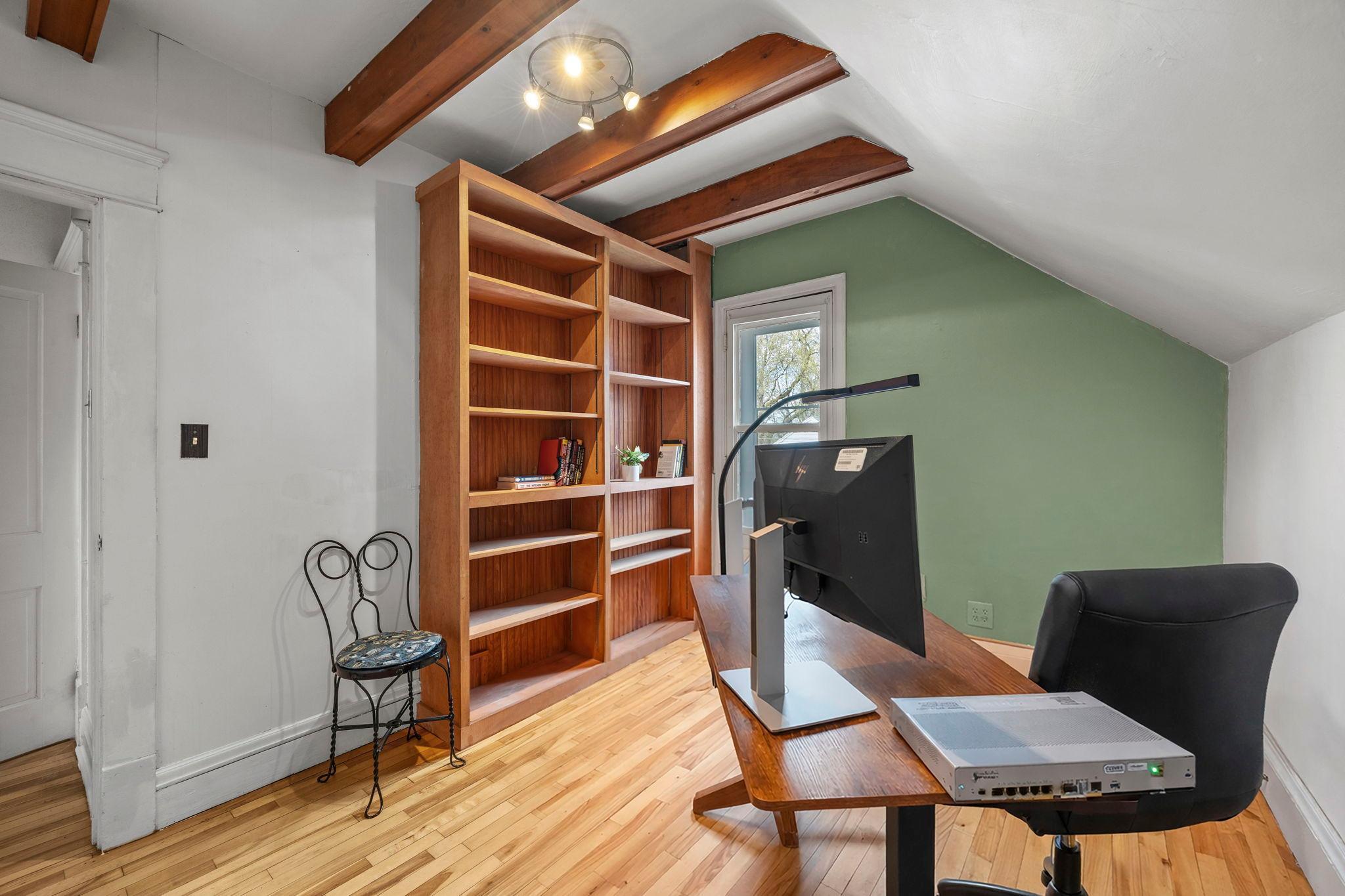 2nd bedroom with easy access to upper deck.