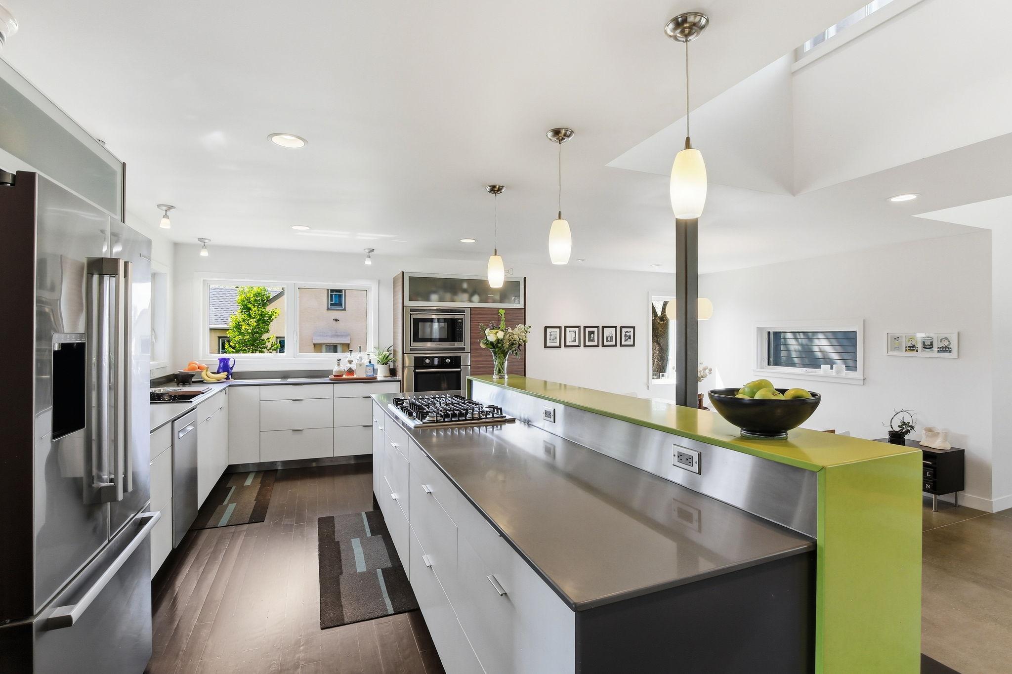 Stainless steel appliances and elegant finishes!