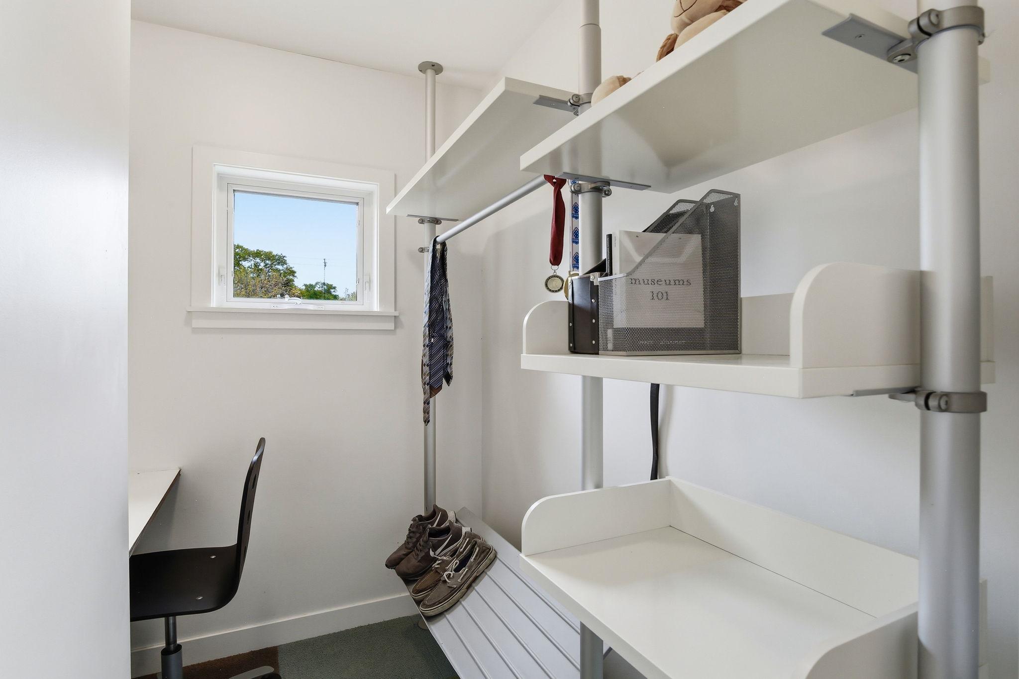 Another big closet with a homework (or gaming) corner ;)