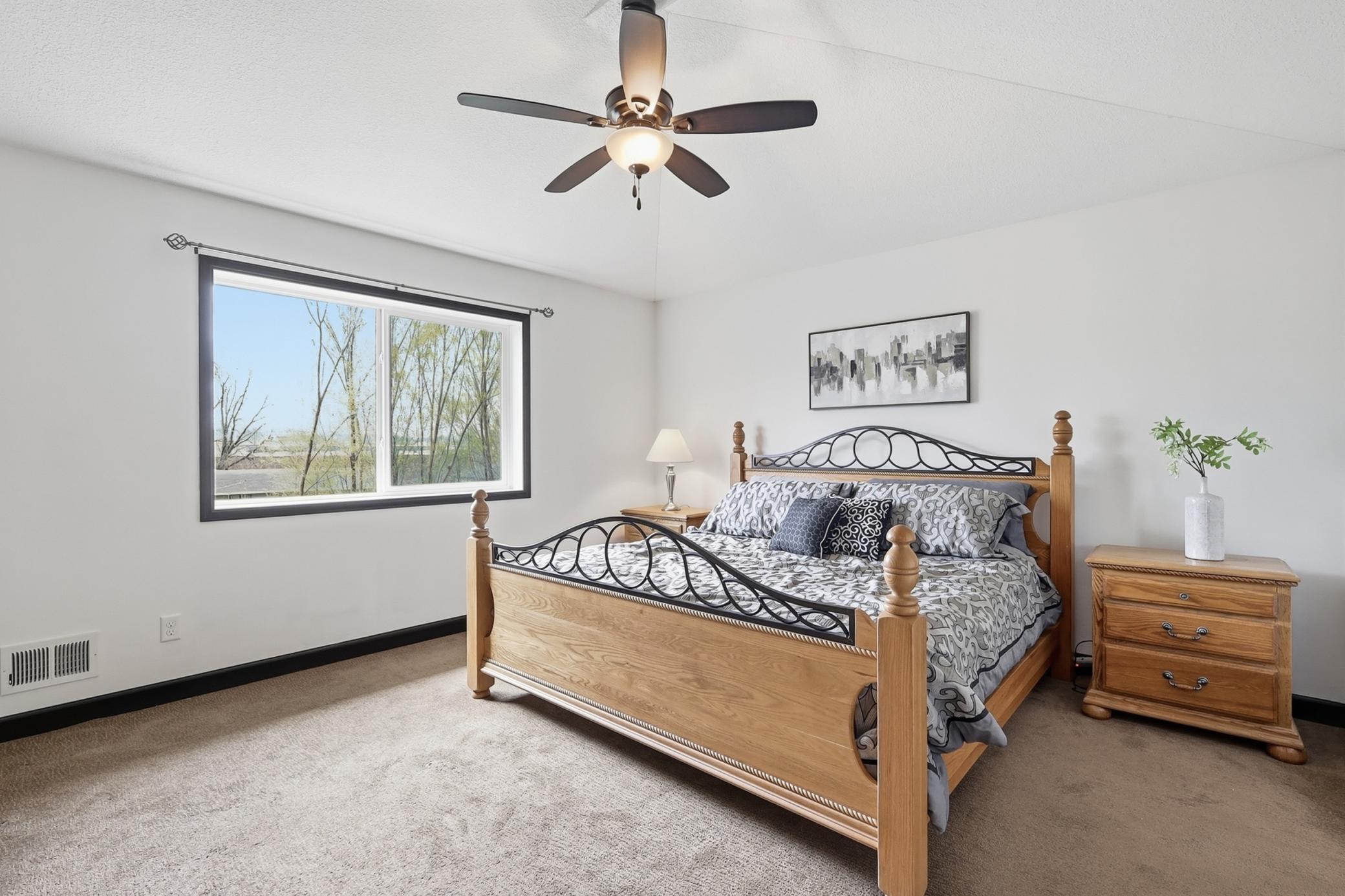 Primary suite w/ walk-in closet and private bath