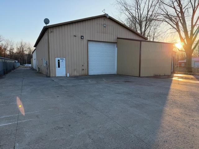 Building A: office entrance and drive in