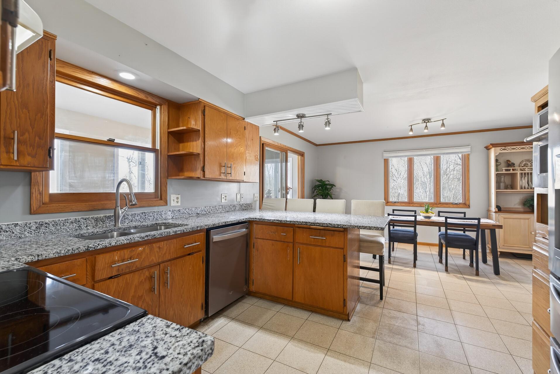Spacious Kitchen with Snackbar