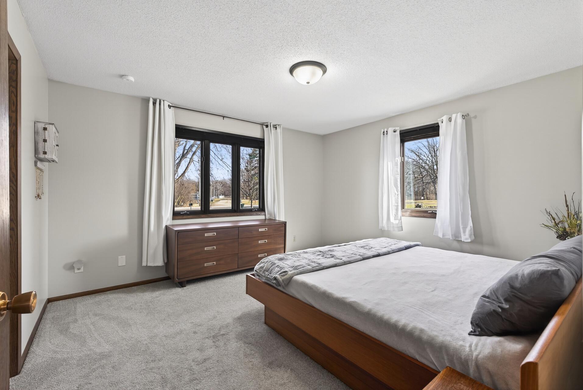 Spacious Bedroom - clean & inviting