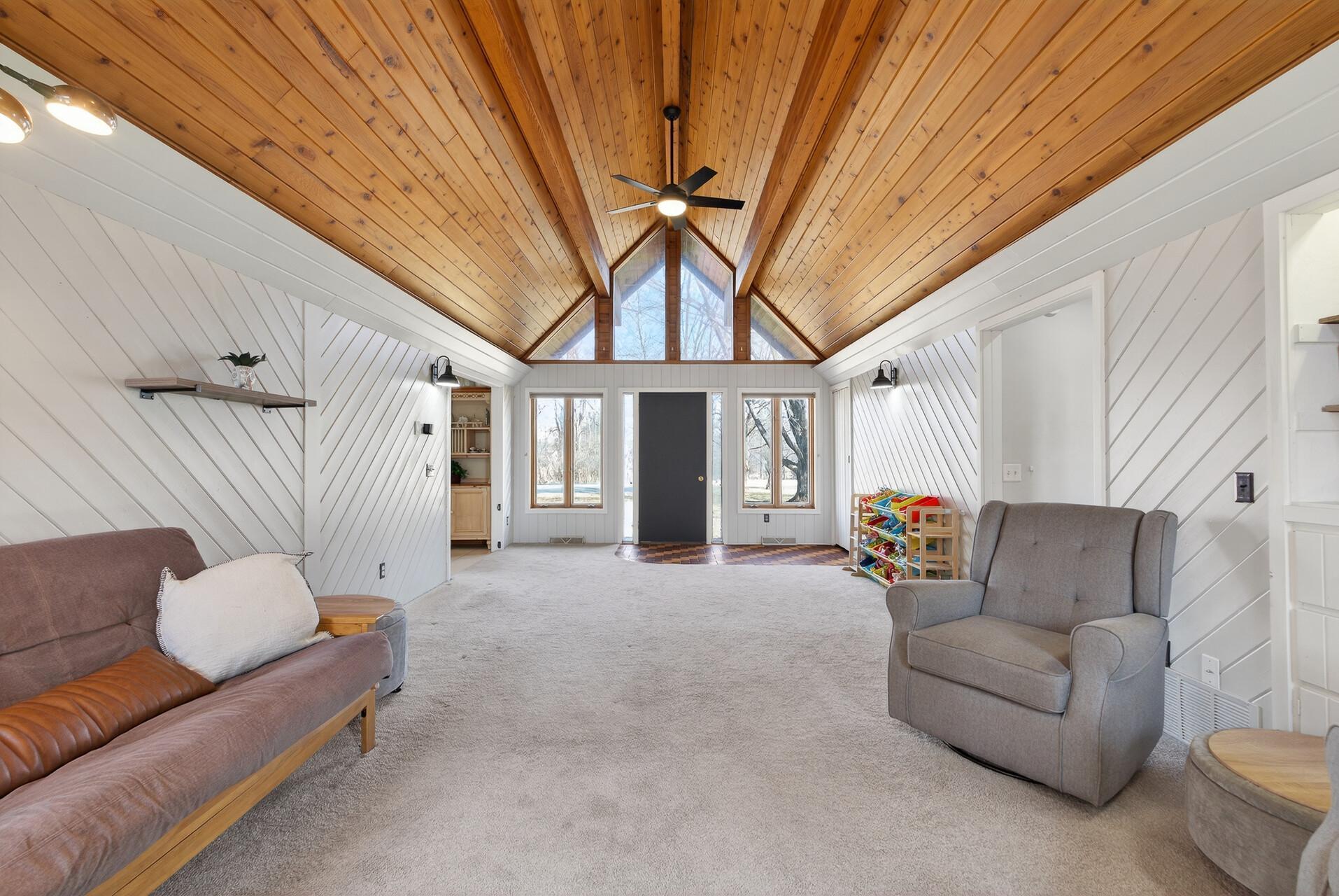Bright & Spacious with Vaulted Ceiling