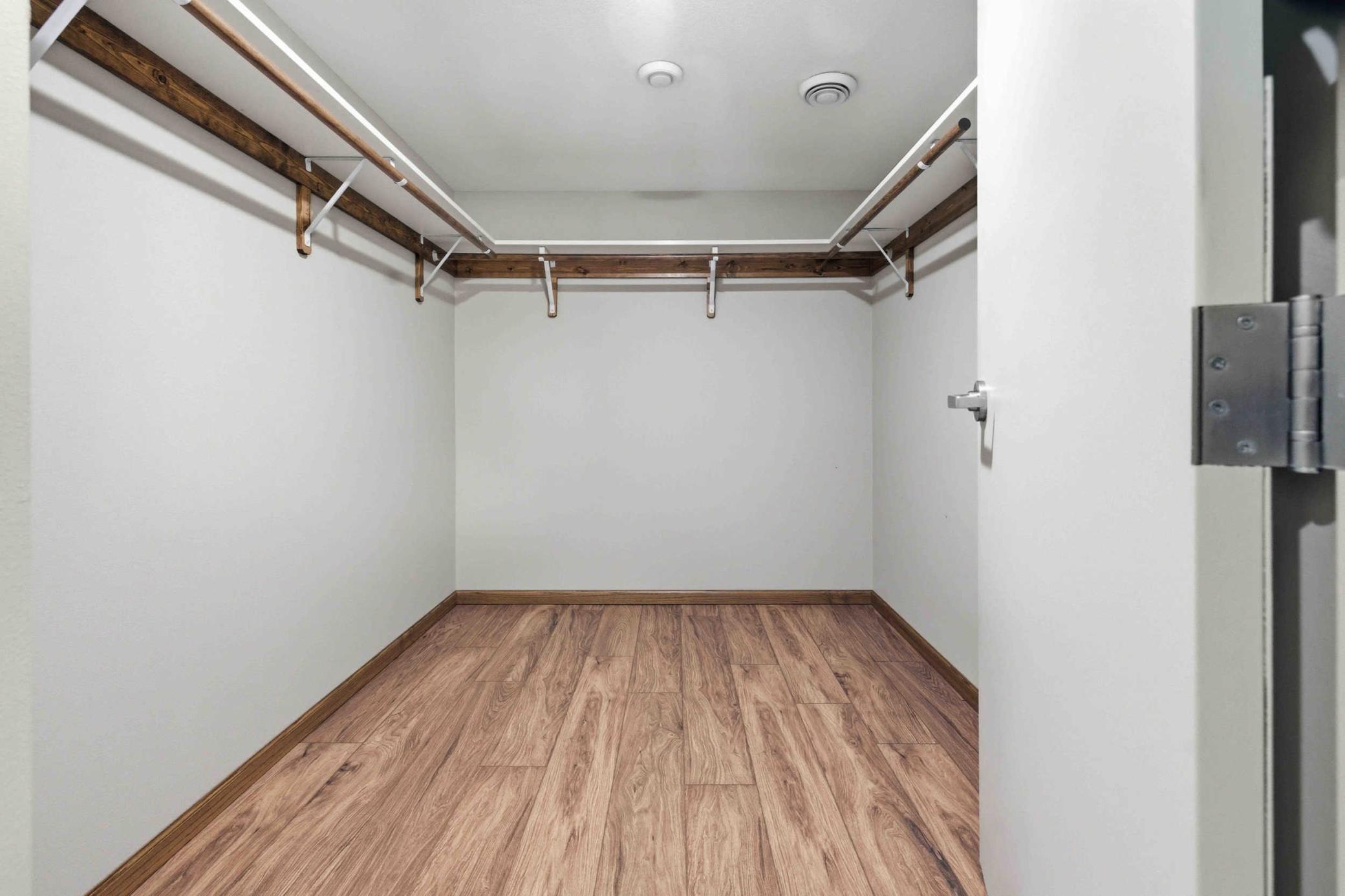 Huge En suite walk in closet