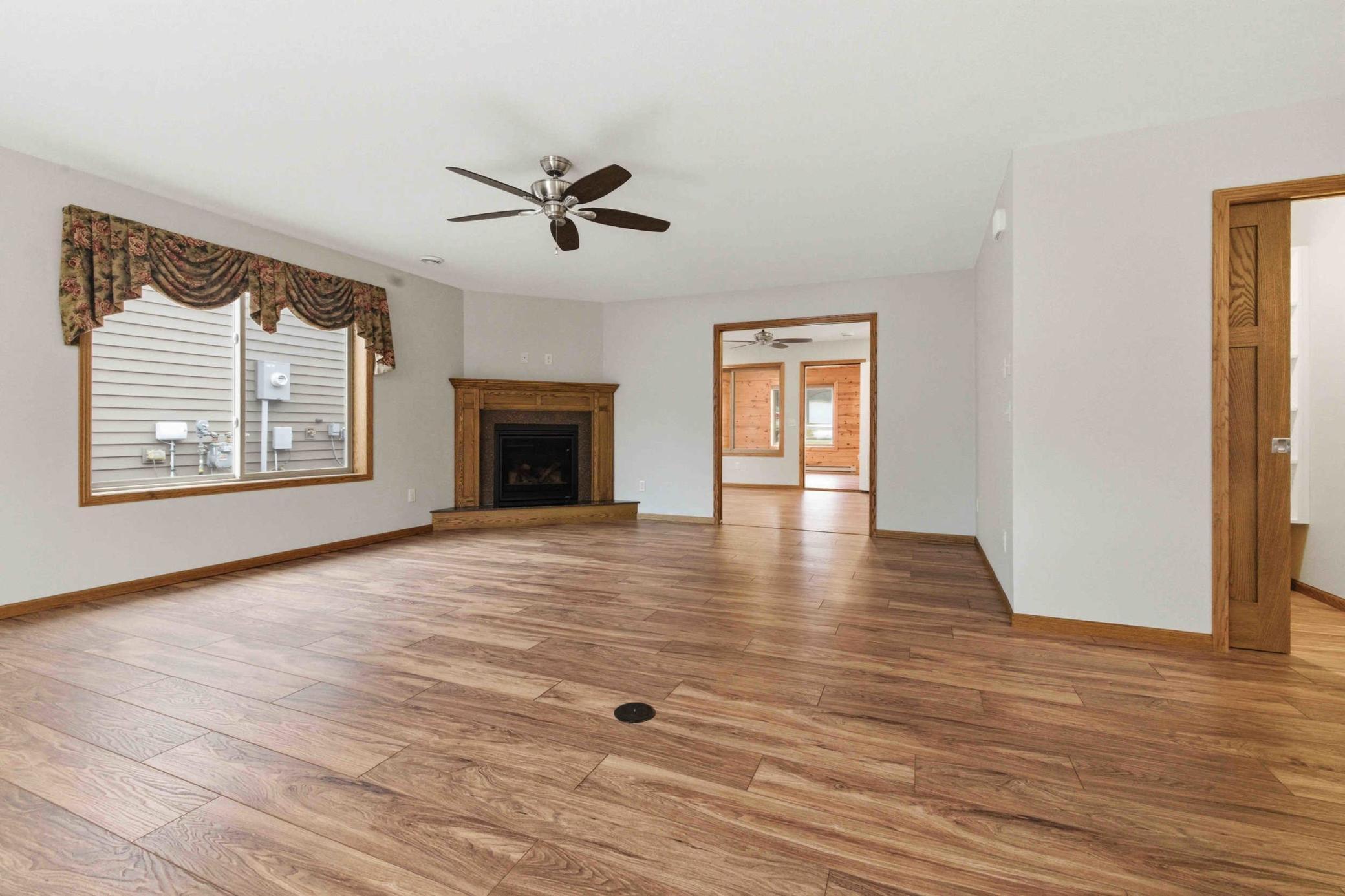 Livingroom towards office