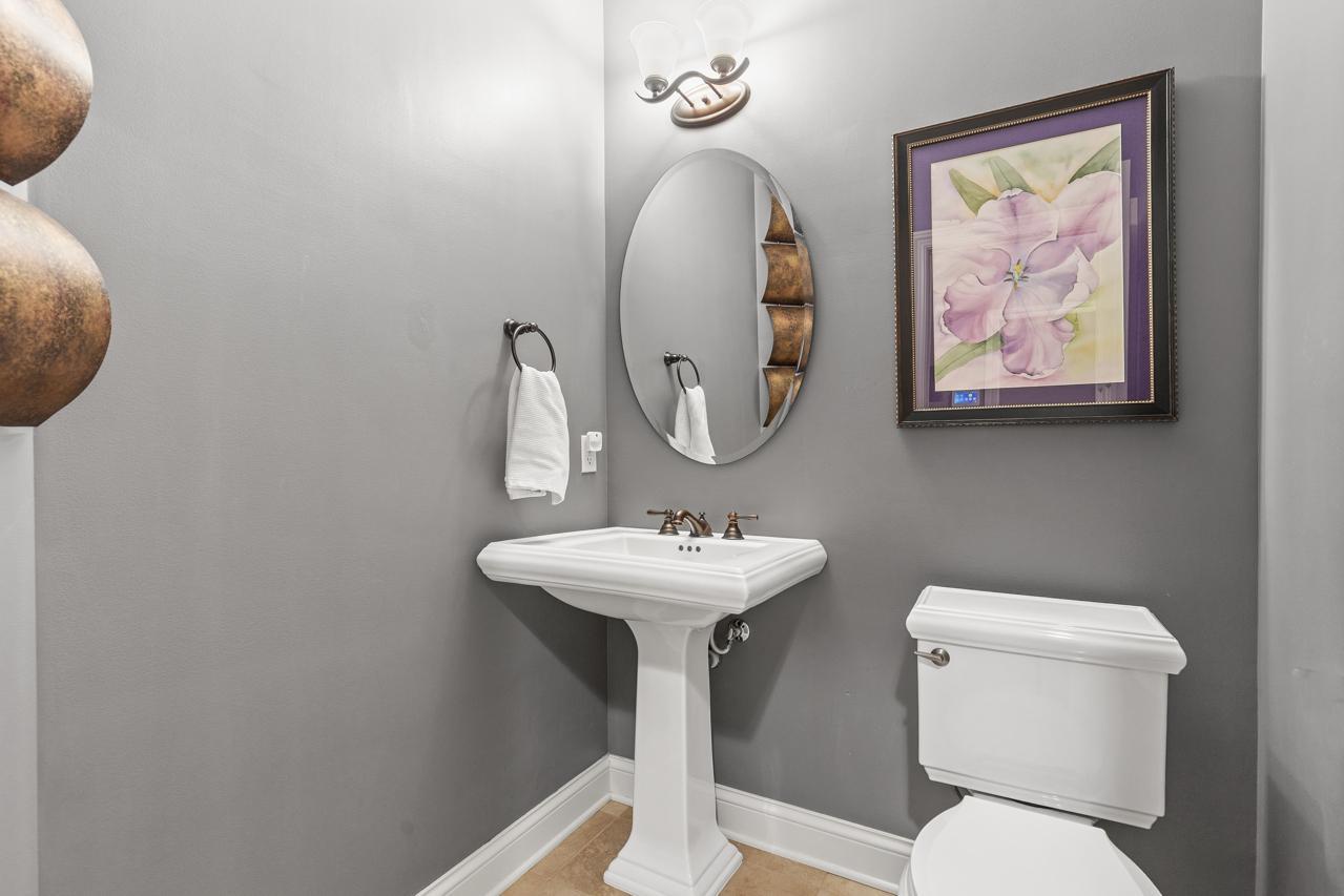 Main level 1/2 bath