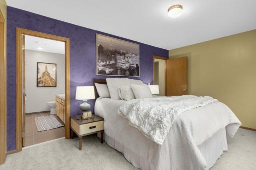 Primary w/ensuite bath